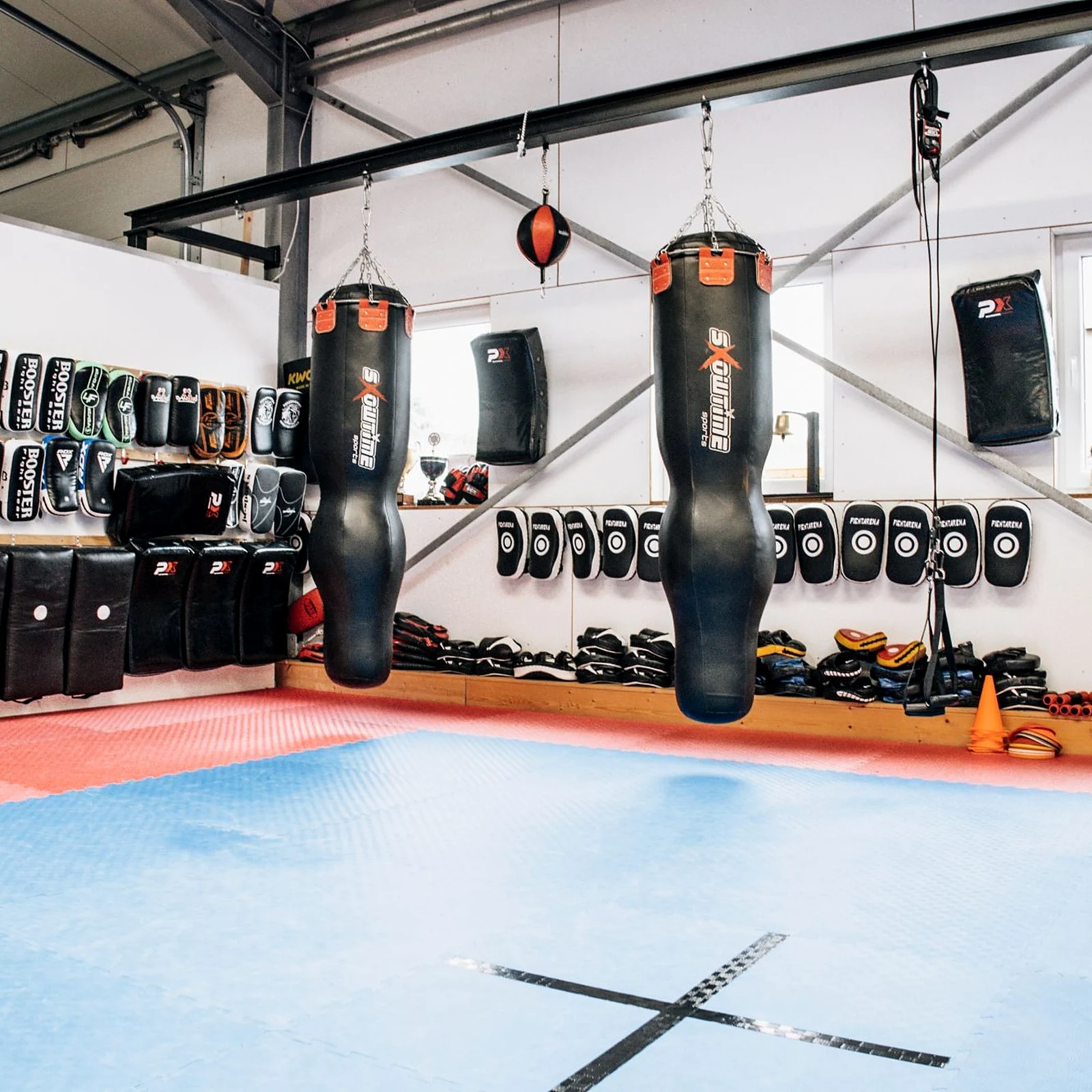 Die Trainingshalle von Fighting Spirit Neckarbischofsheim mit Sandsäcken und Pratzen