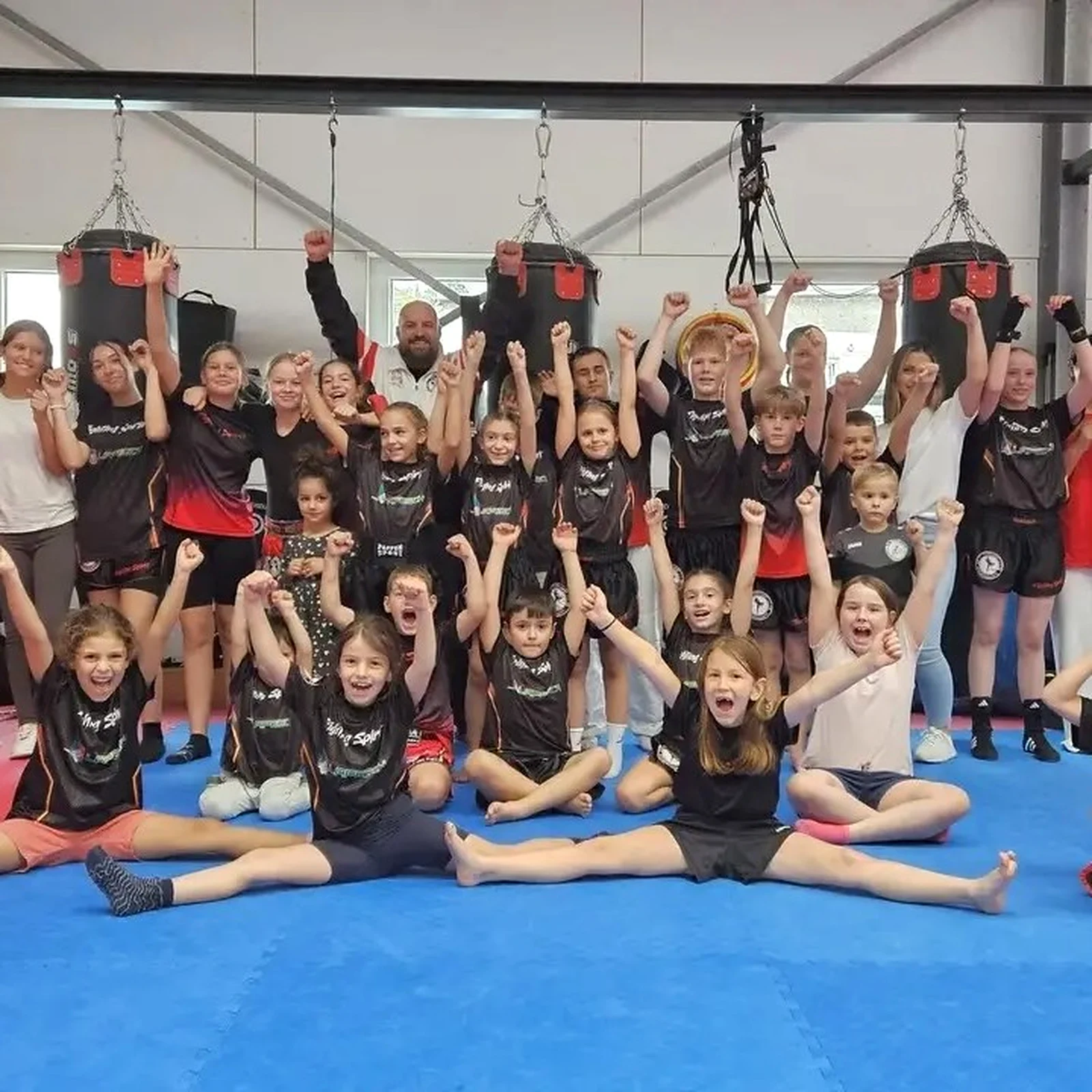 Kindergruppe jubelt gemeinsam bei Fighting Spirit Neckarbischofsheim