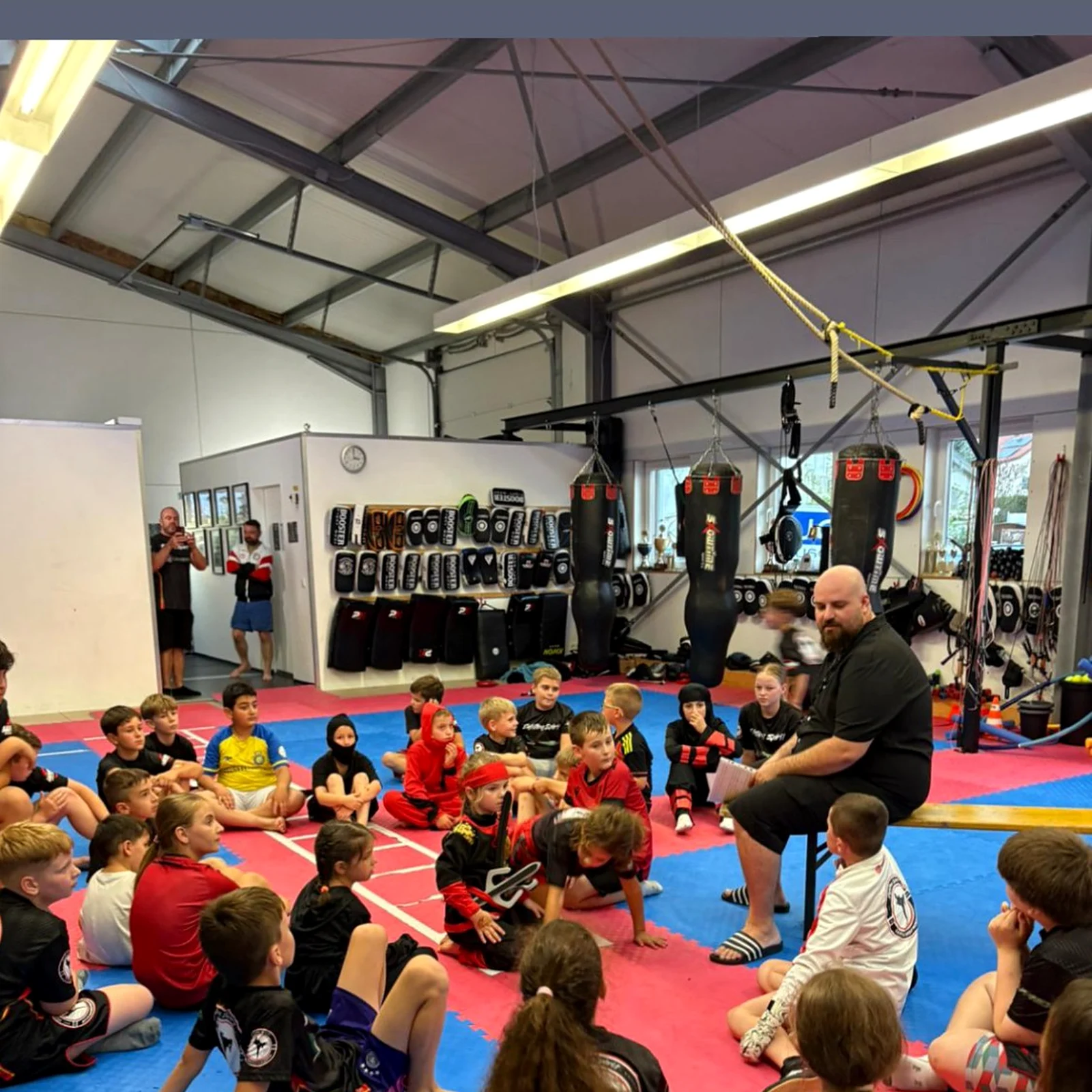 Kindergruppe im Kreis bei Fighting Spirit Neckarbischofsheim