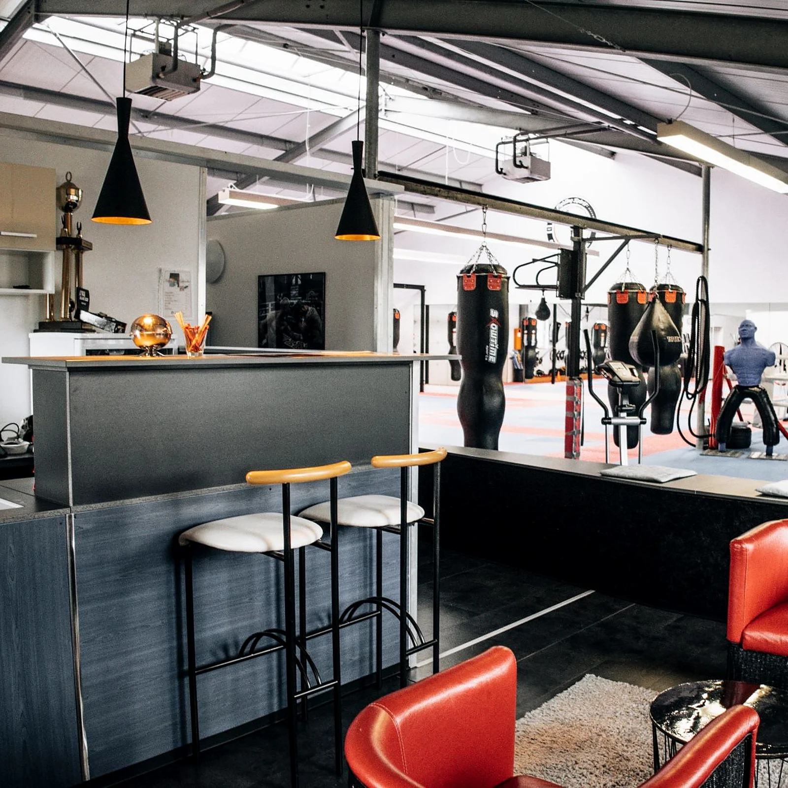 Lounge-Bereich mit Blick in die Trainingshalle bei Fighting Spirit Neckarbischofsheim