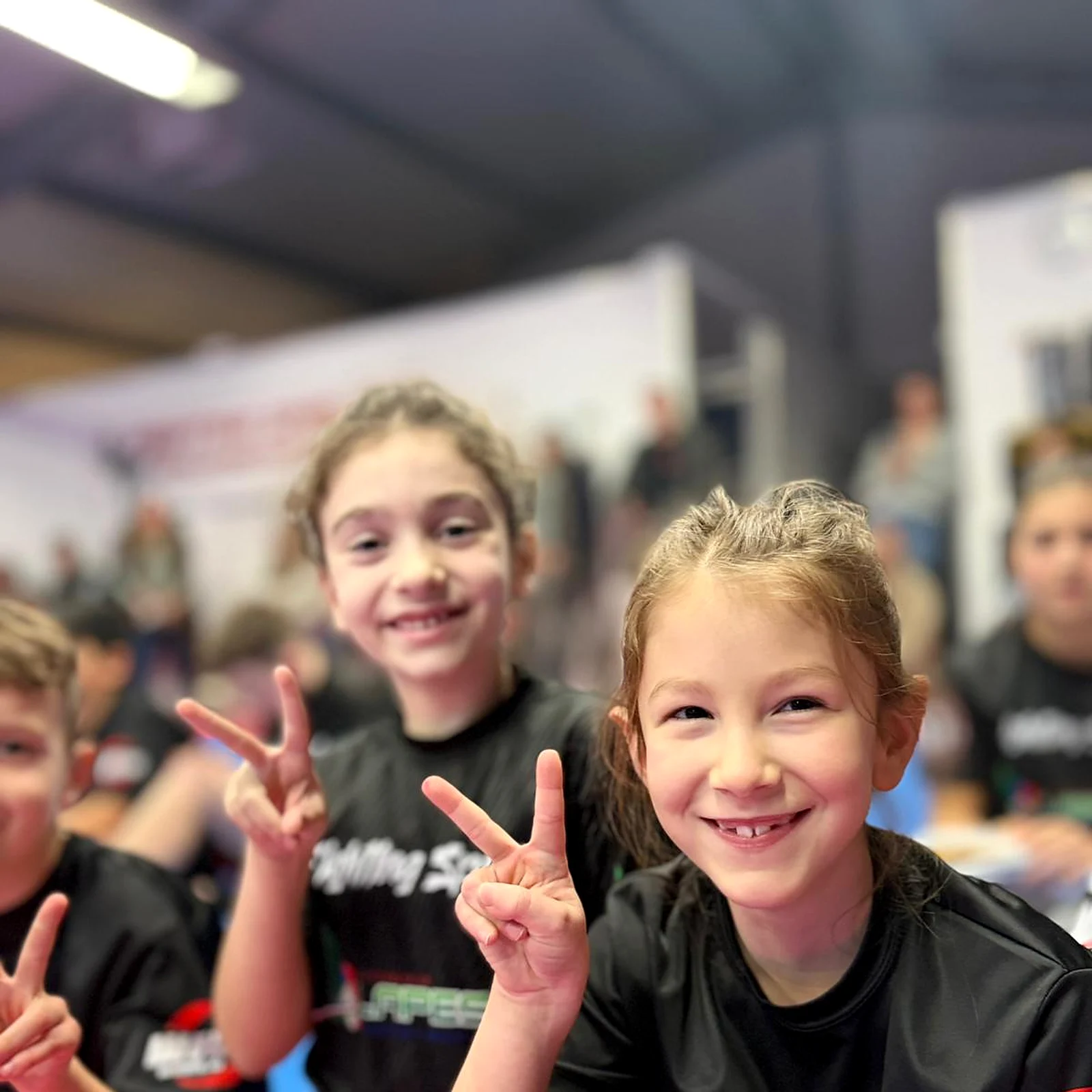 Zwei Mädchen vom Team Fighting Spirit am Wettkampftag