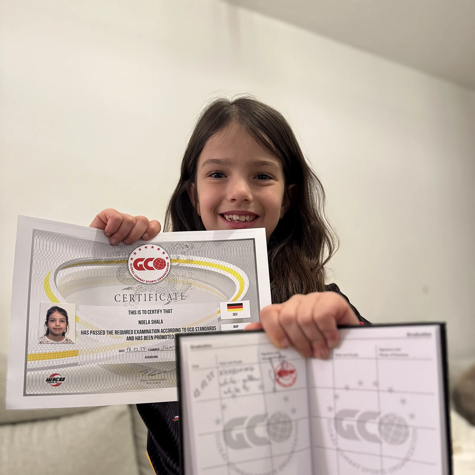 Noela mit ihrer bestandenen Gürtelprüfung bei Fighting Spirit Neckarbischofsheim