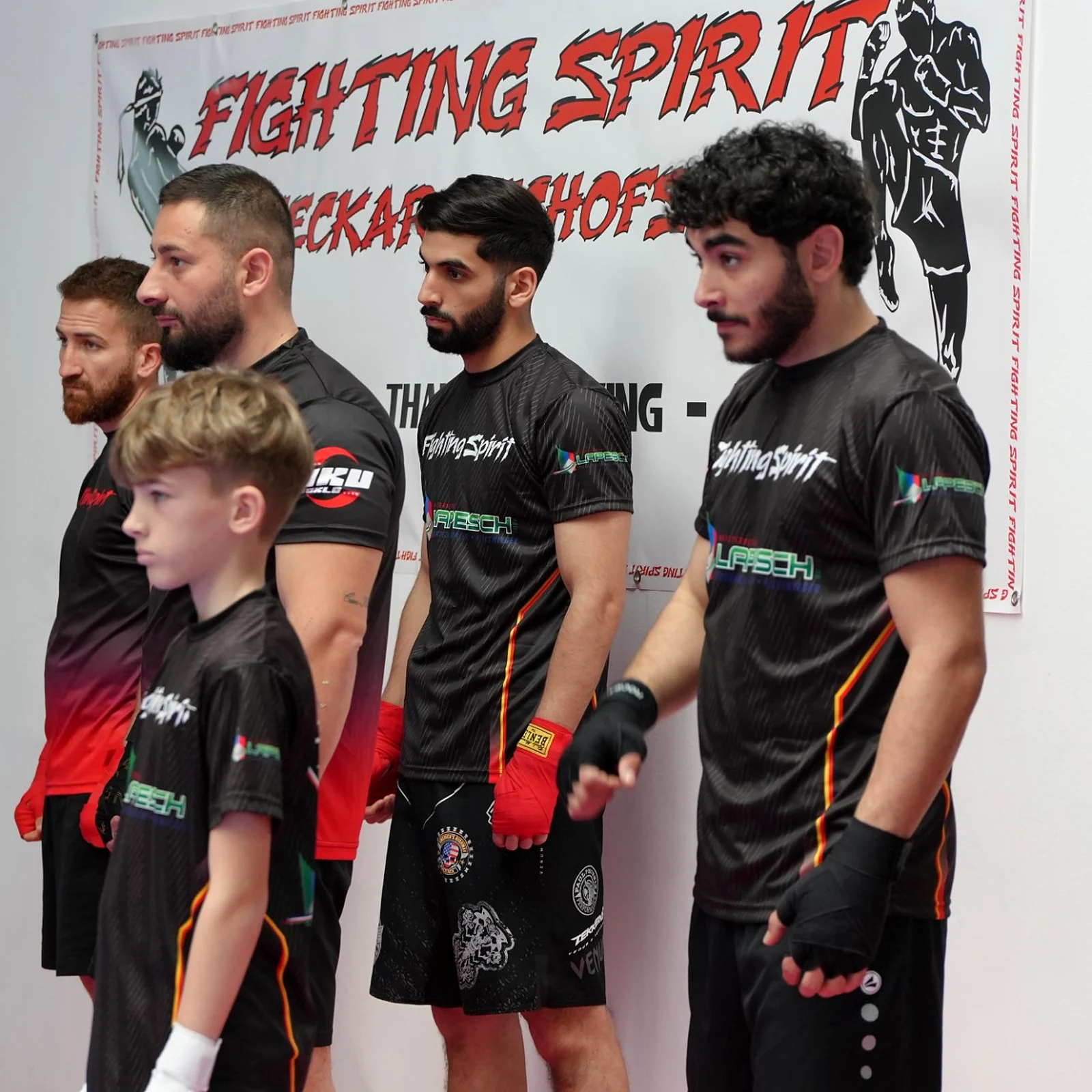 Fighting Spirit Team hört dem Coach zu
