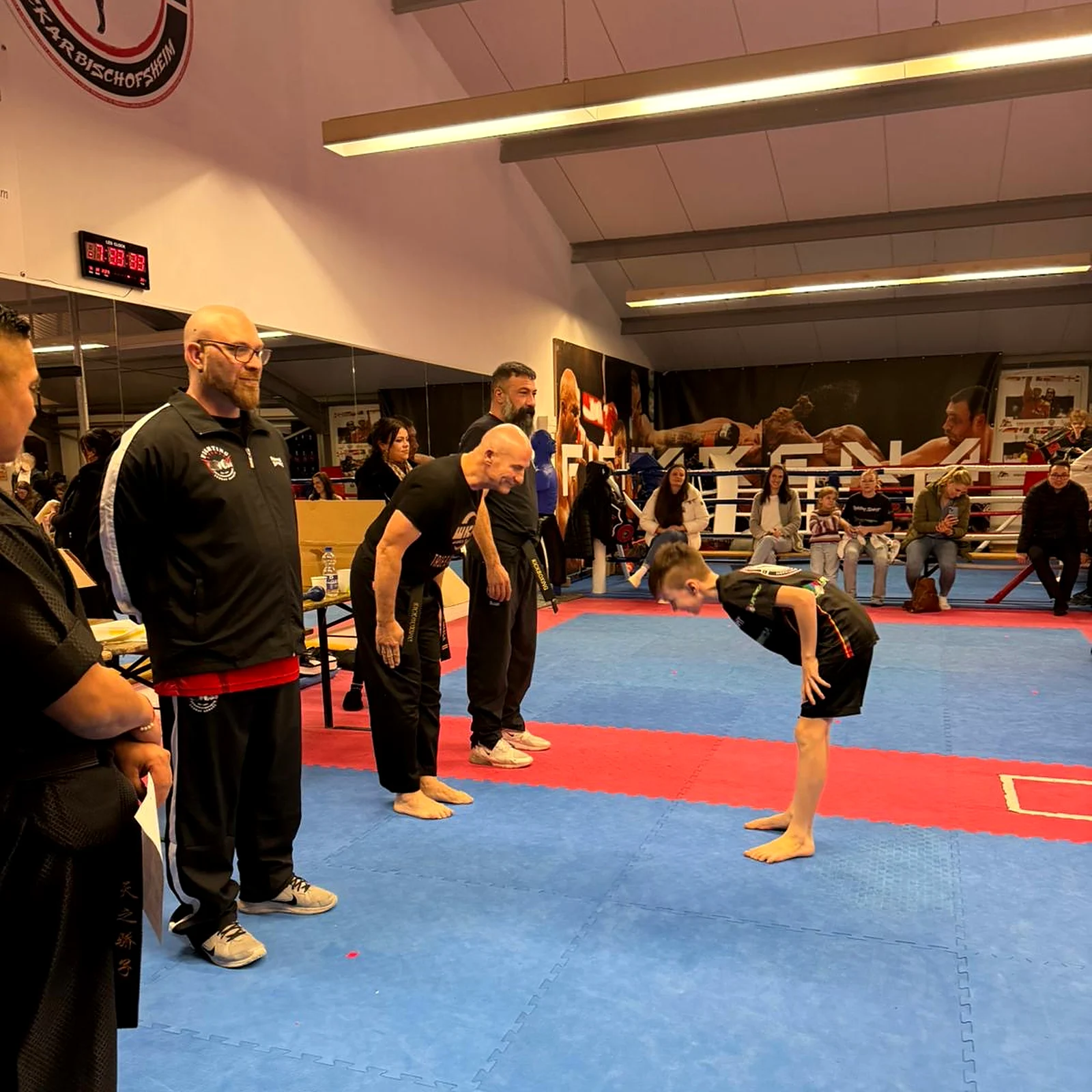 Sportler verbeugt sich vor dem Kampf bei Fighting Spirit Neckarbischofsheim