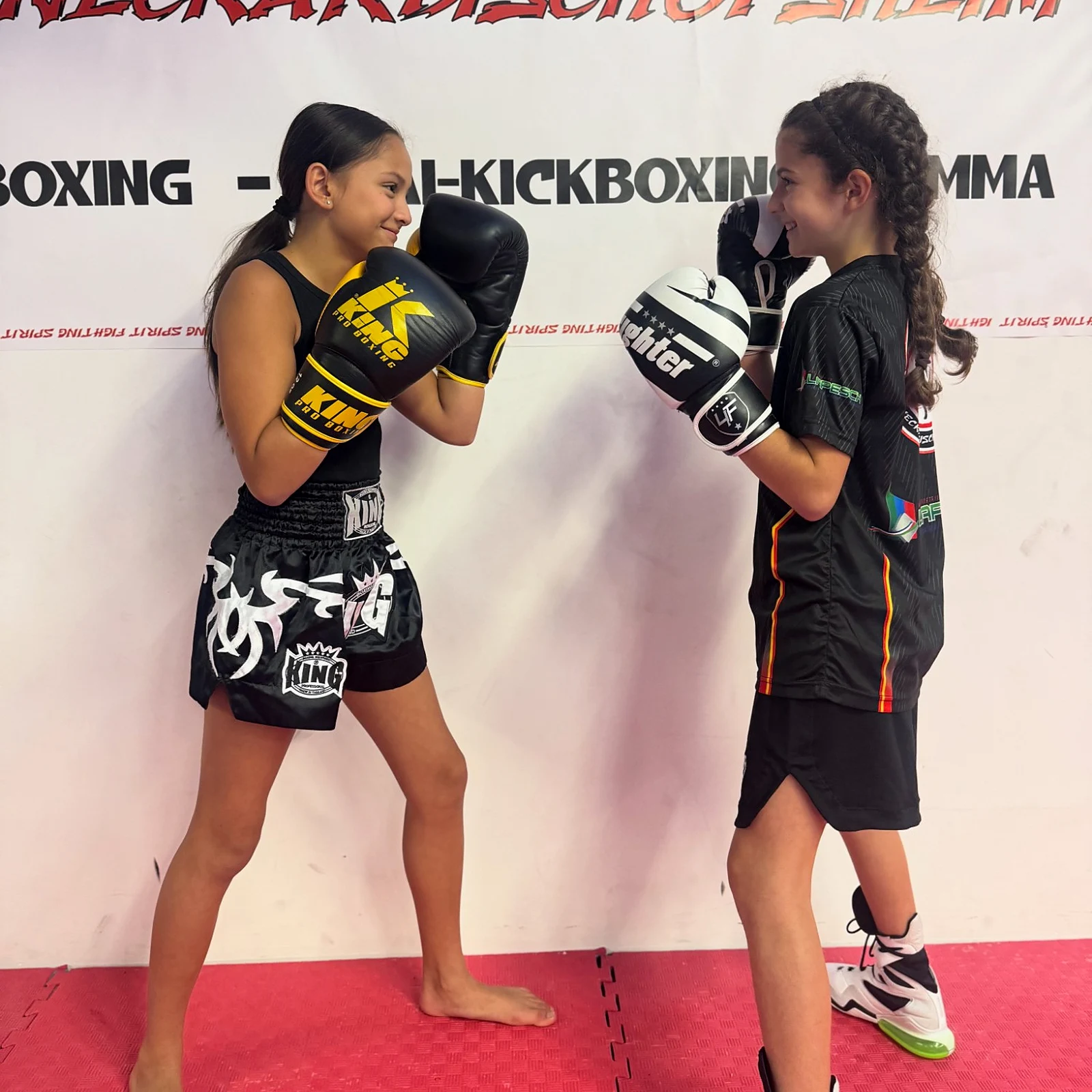 Thaiboxerin und Boxerin von Fighting Spirit Neckarbischofsheim im Vergleich