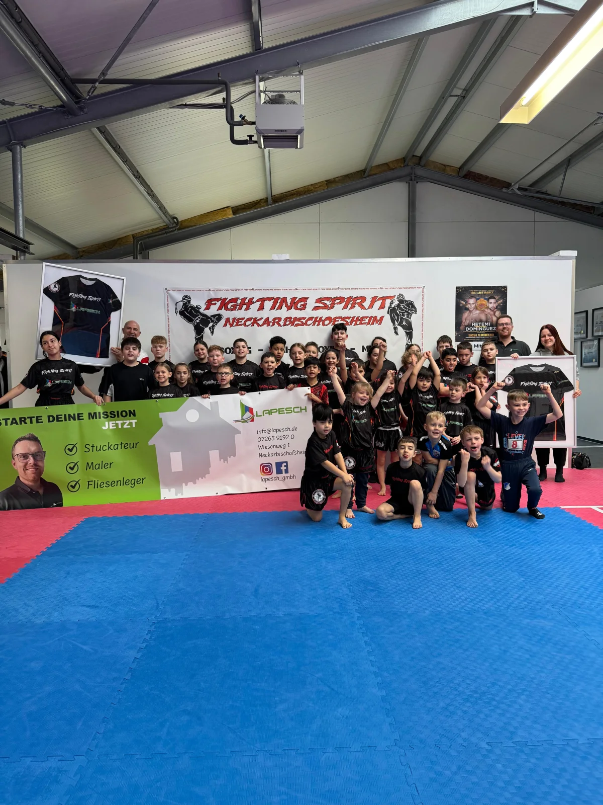 Fighting Spirit Neckarbischofsheim e.V. mit Sponsor Lapesch — Kinder- und Jugendteam vor dem Lapesch-Banner