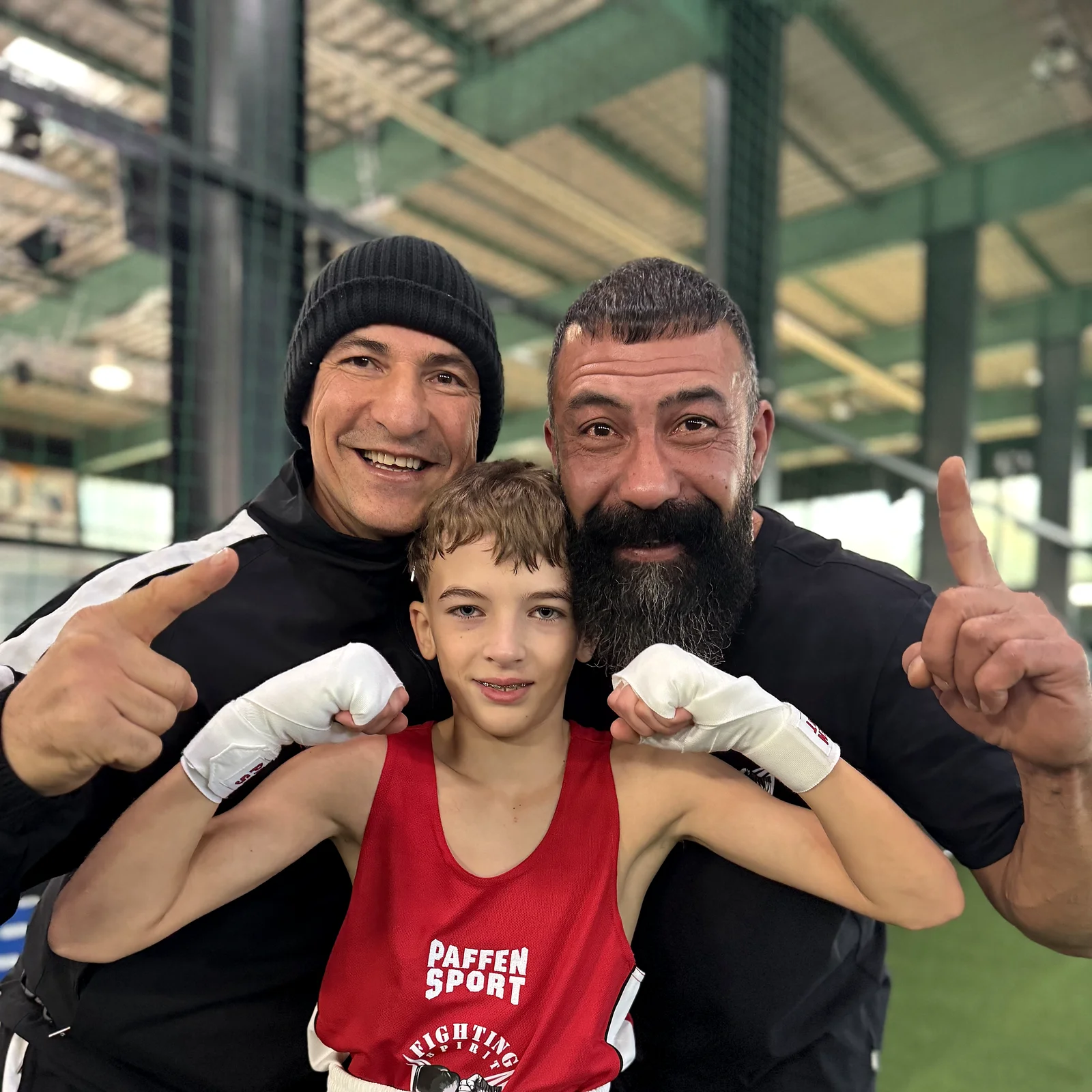Nach dem Wettkampf: Sportler mit seinen Trainern bei Fighting Spirit Neckarbischofsheim