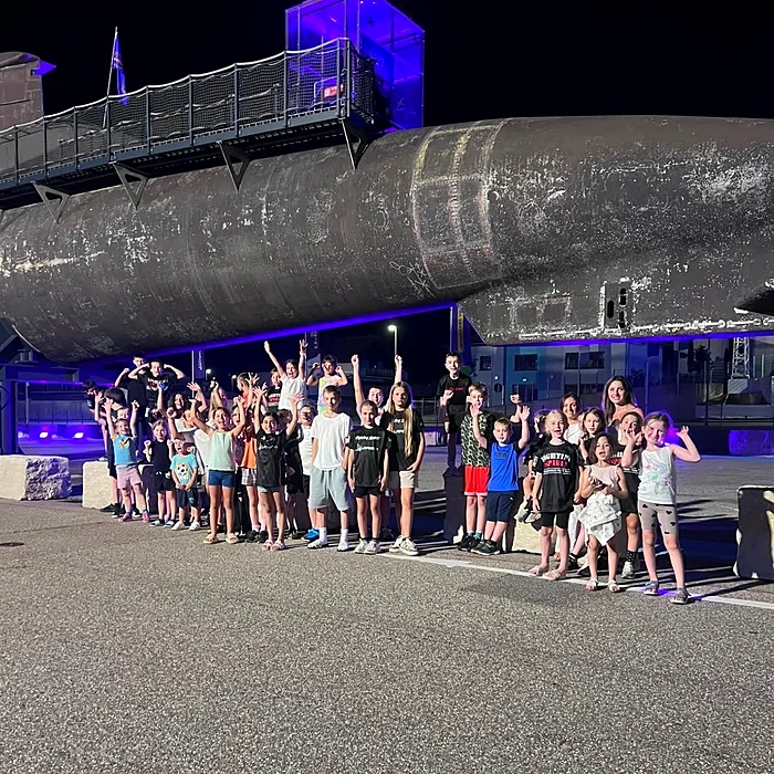 Fighting Spirit Gruppe bei der Nachtwanderung zum U-Boot im Museum