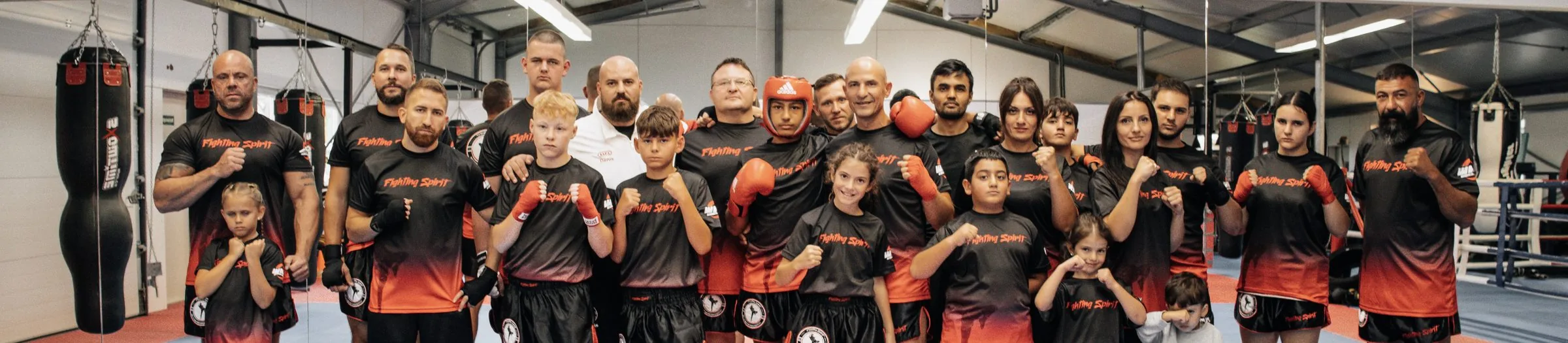 Das Team von Fighting Spirit Neckarbischofsheim e.V. — Trainer, Mitglieder und Kinder gemeinsam in der Halle